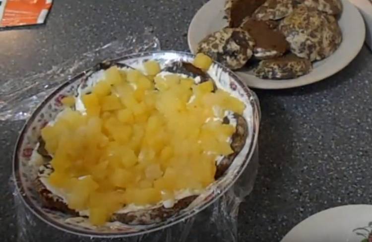 торт из шоколадных пряников с ананасами и сметаной