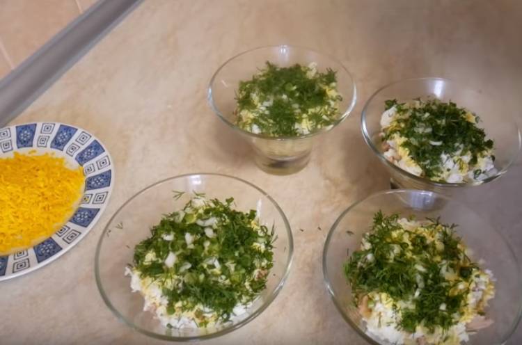 Салат из печени трески с огурцом и яйцом