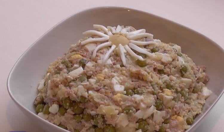 Салат с печенью трески и зеленым горошком