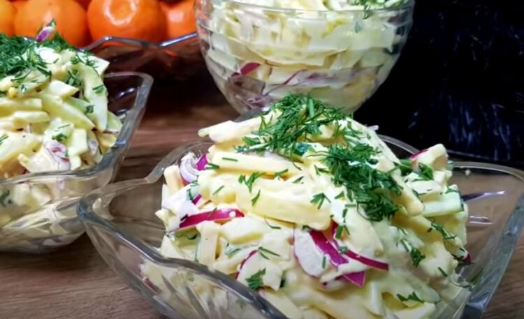 Вкусный салат с копченой курицей, ананасом и сыром