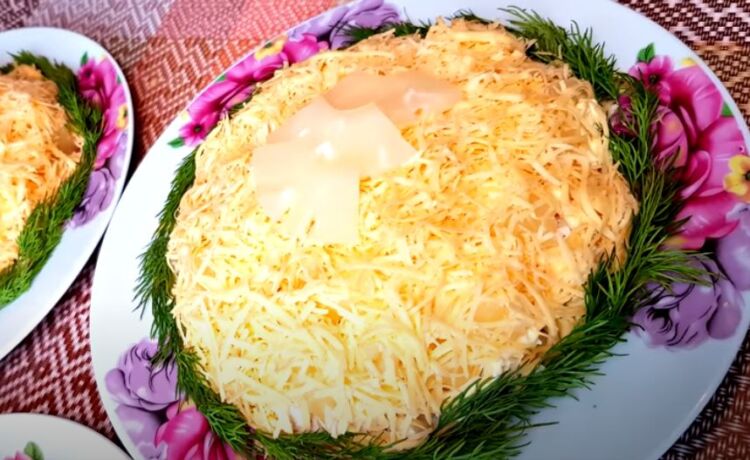 Салат с ананасами и курицей