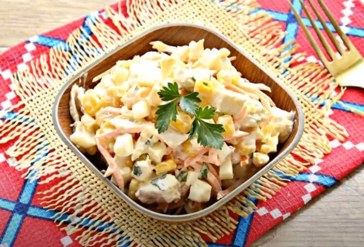 Салат с ананасом, курицей и кукурузой