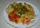 Манты на сковороде на овощной подушке с мясом и картошкой