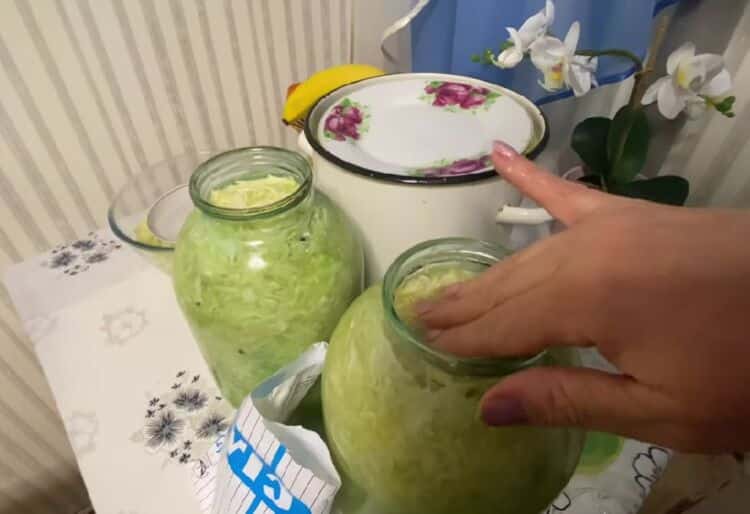 Lahodné zelí bez mrkve a octa ve vlastní šťávě