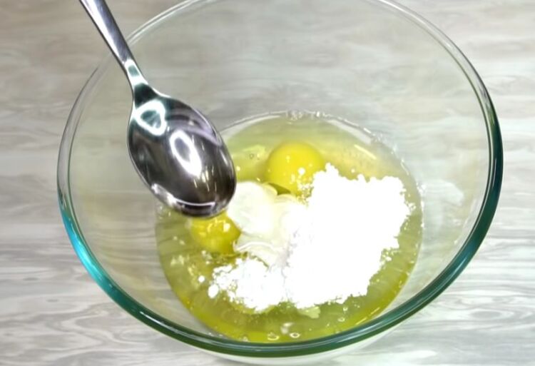 яичные блинчики с майонезом и сметаной