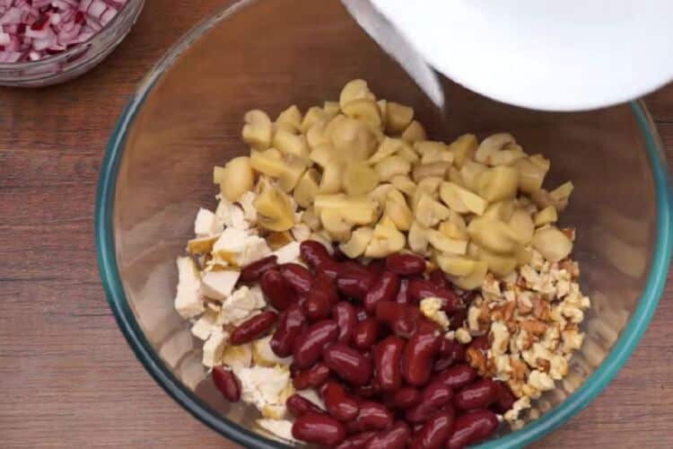 Рецепт салата из консервированной фасоли с курицей и грибами