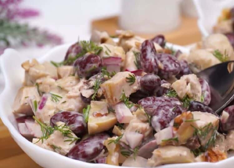 салата из консервированной фасоли с курицей и грибами