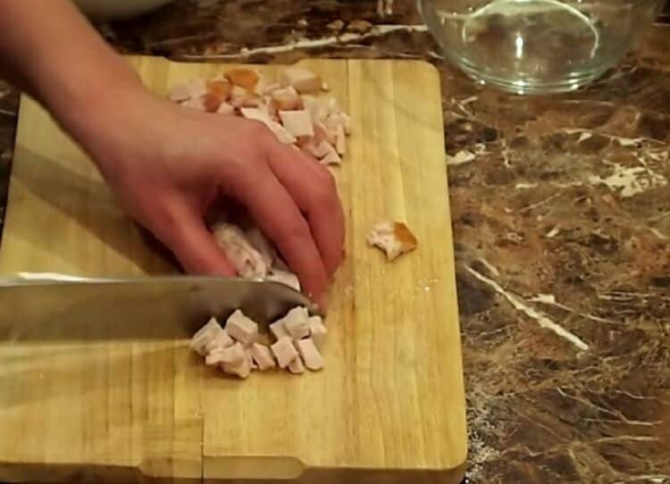 Салат с красной фасолью и копченой курицей и сухариками