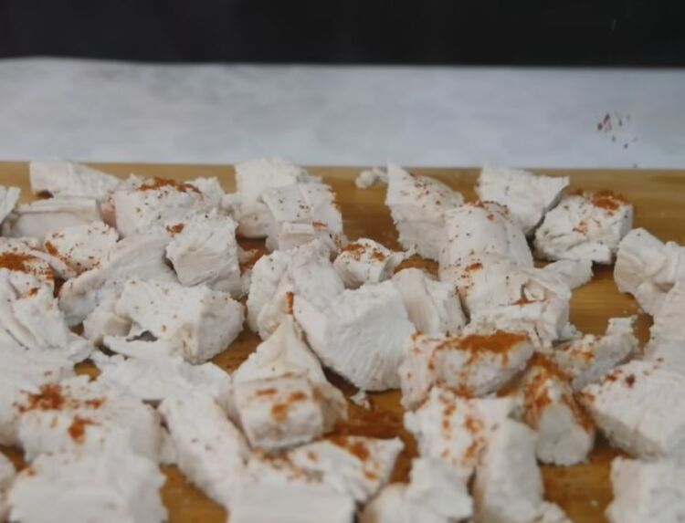 салат с консервированной фасолью и вареной курицей