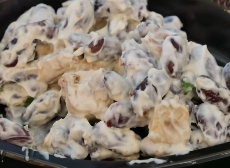 салат с консервированной фасолью и вареной курицей