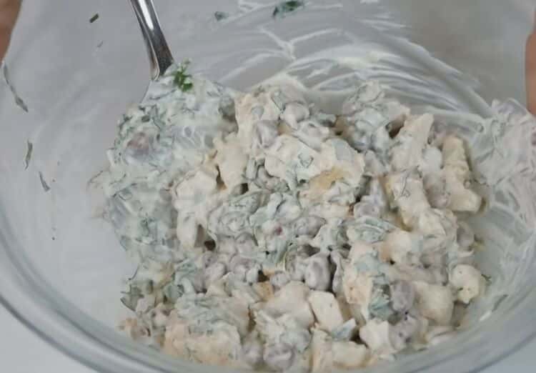салат с консервированной фасолью и вареной курицей