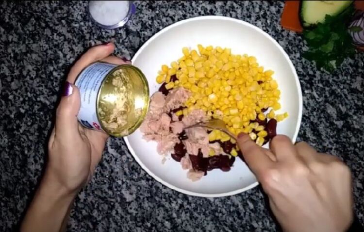 салат с консервированной фасолью и кукурузой
