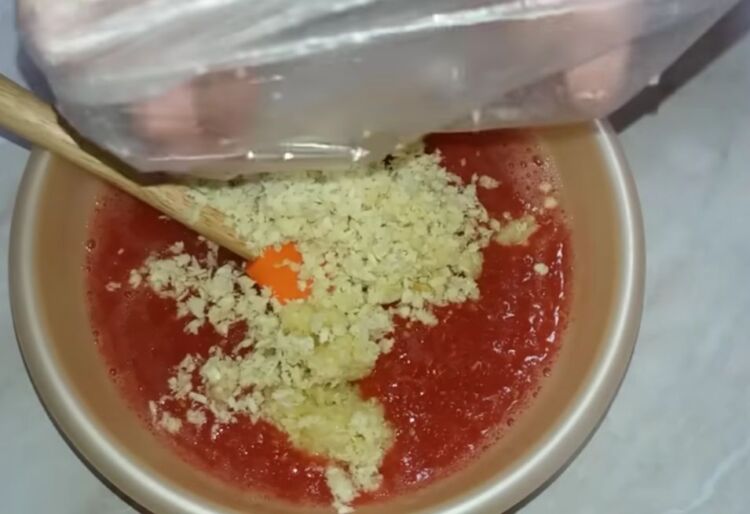 Omáčka Jiskra rajčat bez vaření s křenem a česnekem