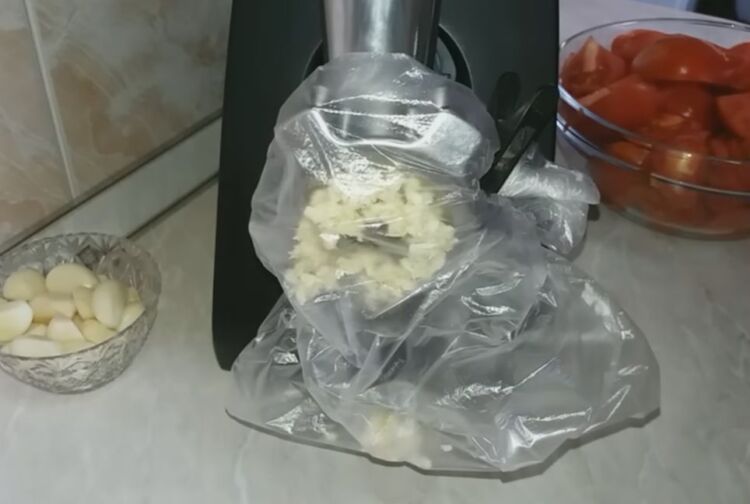 Omáčka Jiskra rajčat bez vaření s křenem a česnekem