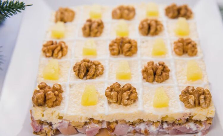Красивый новогодний салат с ананасами и копченой курицей