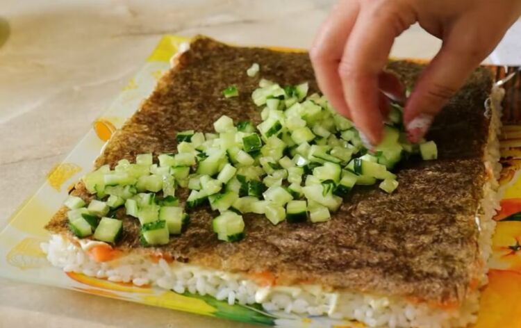 Новогодний салат Суши с красной рыбой и огурцом слоями