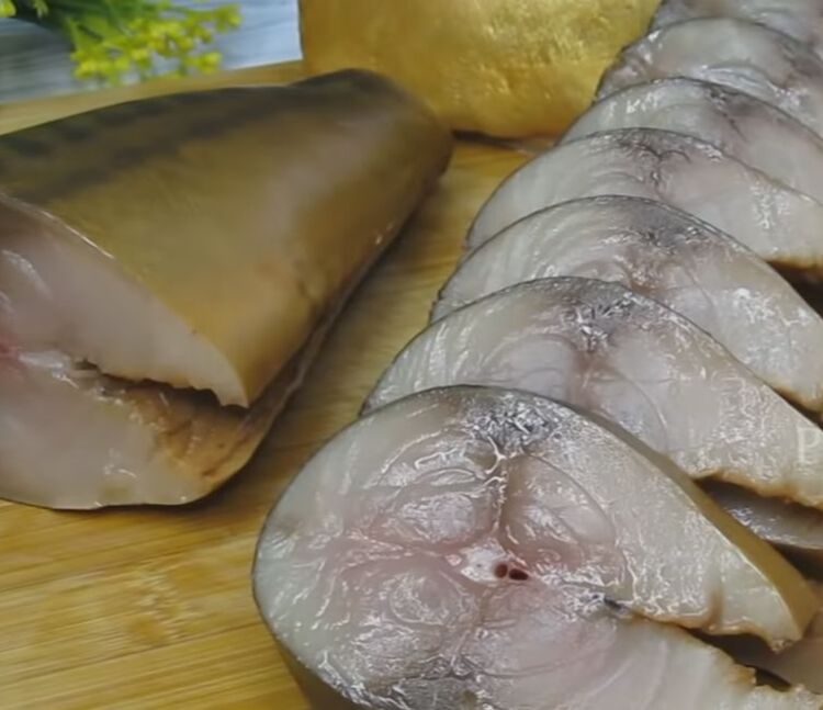 Как приготовить скумбрию в луковой шелухе и чае холодного копчения