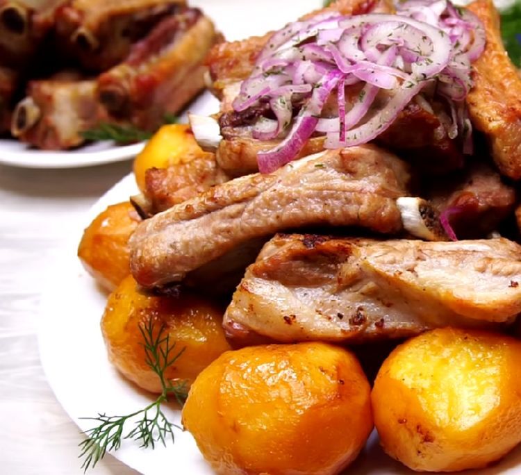 Целая картошка с ребрышками и маринованным луком
