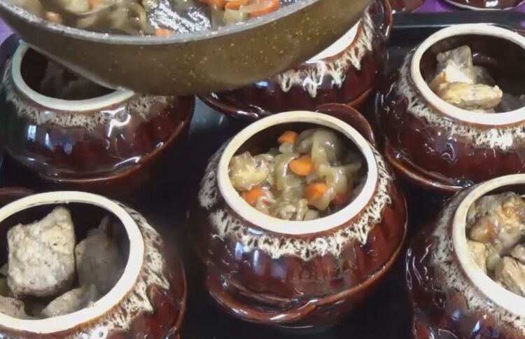 Свиные ребра с картошкой и грибами в глиняных горшочках