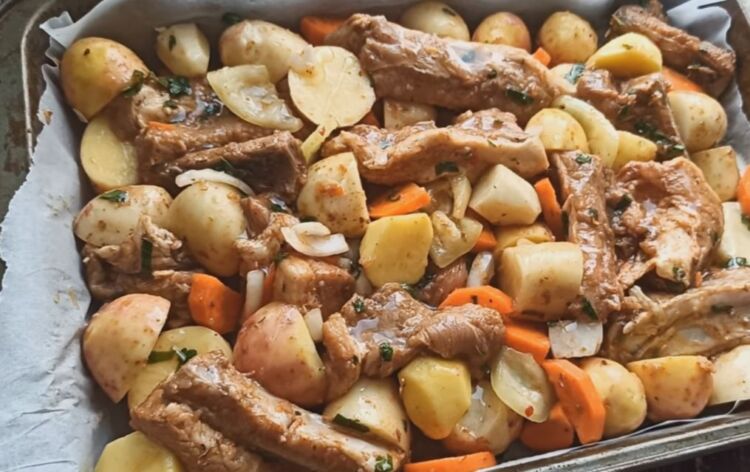 Свиные ребрышки с картошкой в духовке на противне