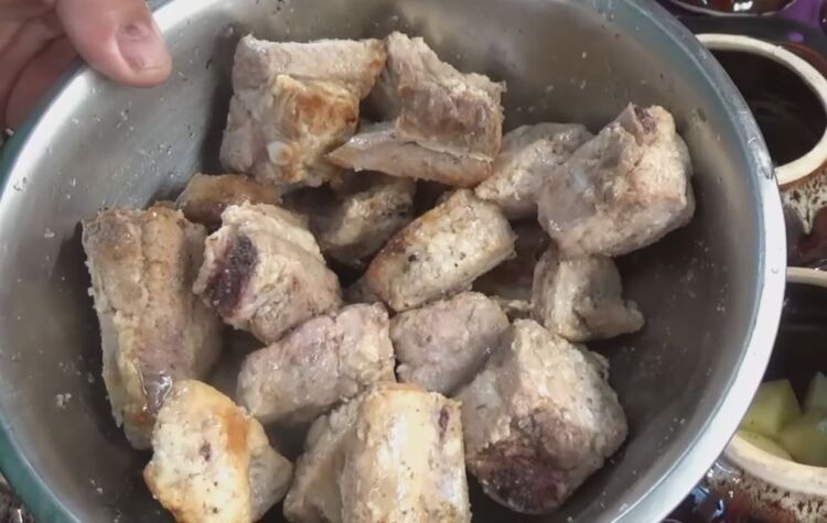 Свиные ребра с картошкой и грибами в глиняных горшочках