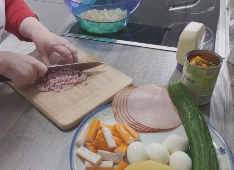 Салат оливье с крабовыми палочками