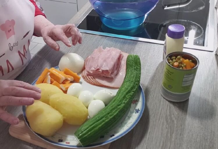 Салат оливье с крабовыми палочками