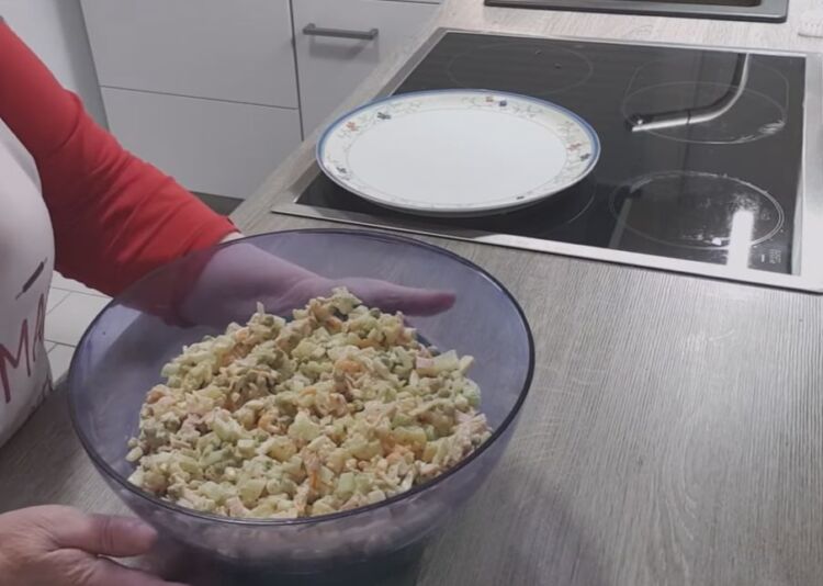Салат оливье с крабовыми палочками