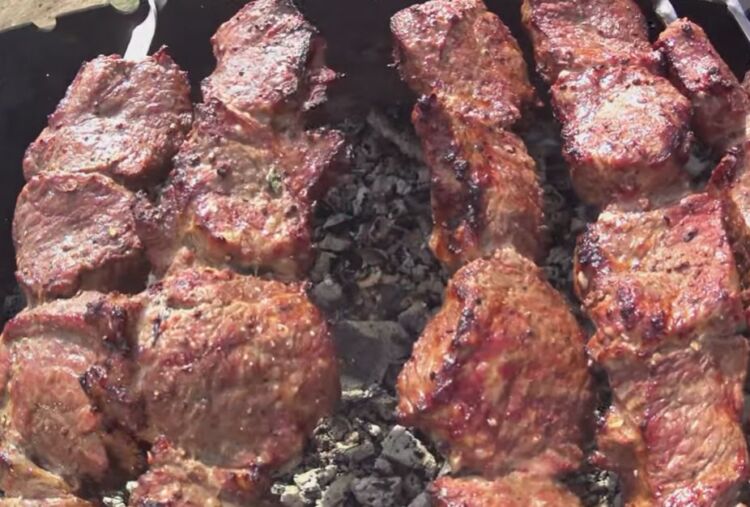 шашлык из говядины с помидорами и луком