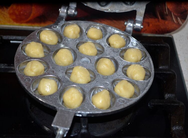 Орешки с вареной сгущенкой в орешнице