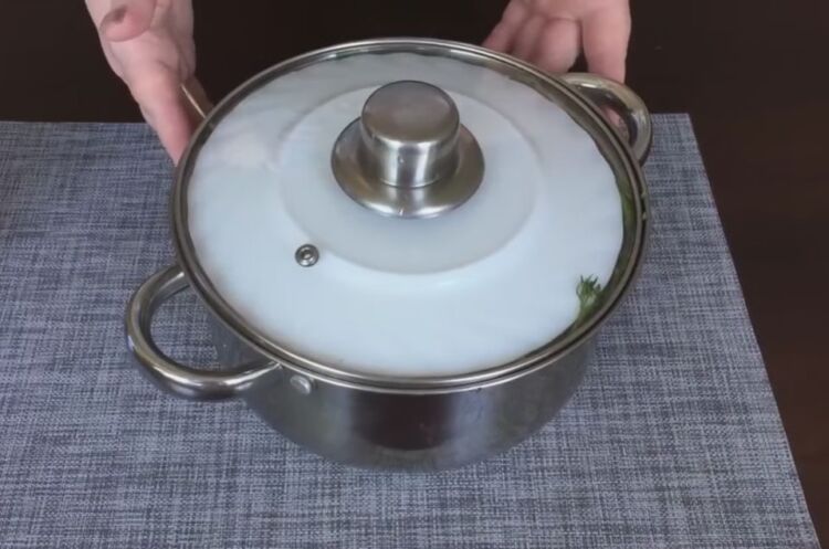 Малосольные огурцы в кастрюле с чесноком и укропом холодной водой