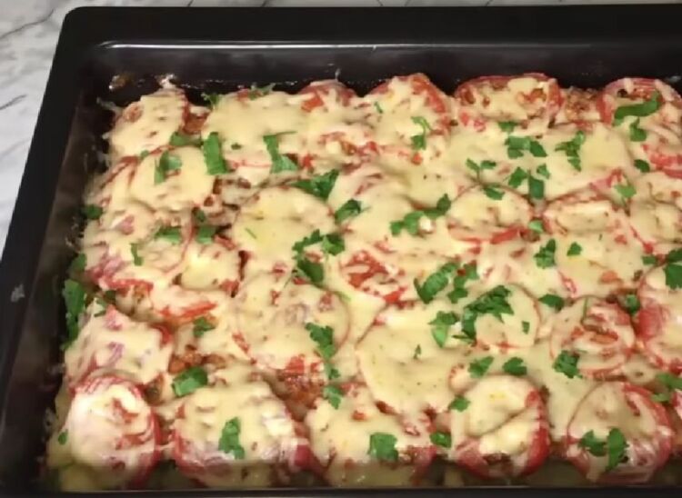 запеканка картофельная с фаршем помидорами и сыром