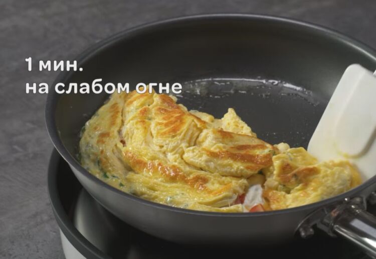 омлет с помидорами и сыром на сковороде без молока