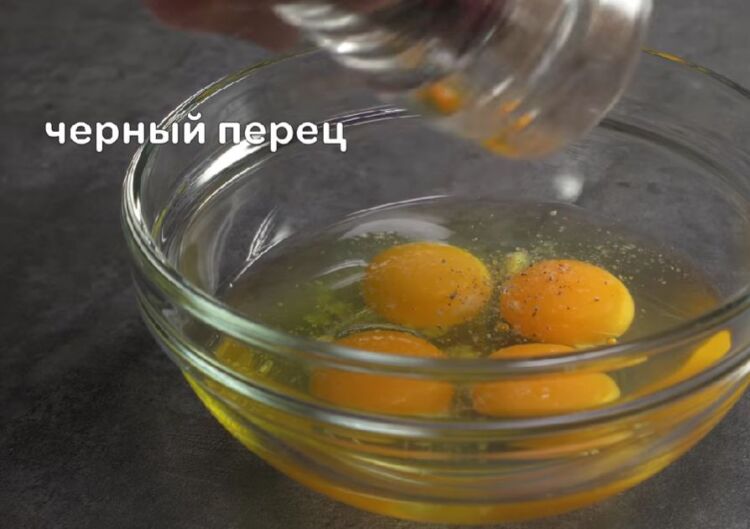 омлет с помидорами и сыром на сковороде без молока