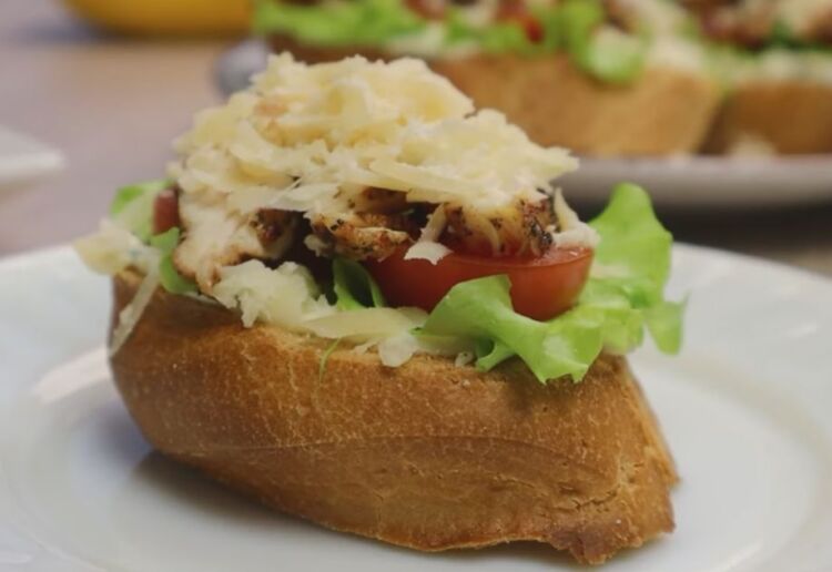 Бутерброды Цезарь с курицей на праздничный стол